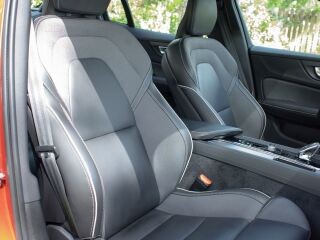 Volvo S60 AWD DARK R-Design Intelli SAFE PRO Wntr PRO 2.0 B5 MHEV KERS Kerghübriid 184kW