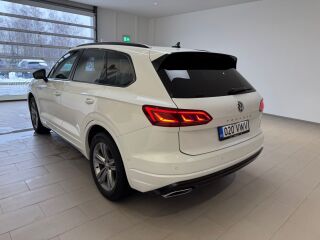 Volkswagen Touareg R-line 3.0 V6 170кВ
