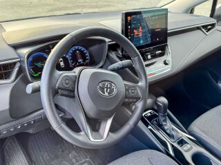 Toyota Corolla Active Plus + Comfort pakett 1.8 72kW