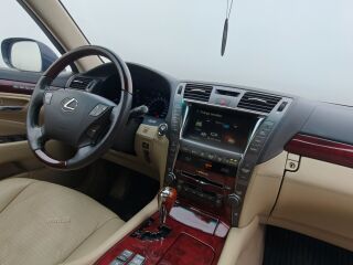Lexus LS 600h 5.0 V8 290kW
