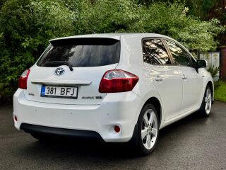 Toyota Auris Facelift Hybrid 1.8 73кВ