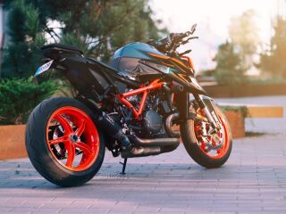 KTM 1290 Super Duke R V-twin 132kW
