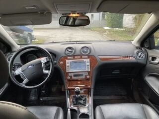 Ford Mondeo Ghia 2.5 162kW