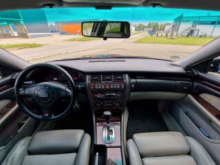 Audi A8 QUATTRO 4X4 3.7 V8 169kW