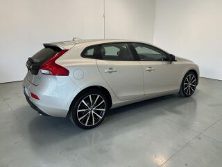 Volvo V40 Facelift Momentum 2.0 110кВ