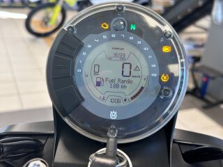 Husqvarna Svartpilen 701 1 silinder 4 takti 55kW