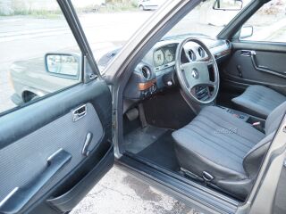 Mercedes-Benz 230 E 2.3 R4 100kW