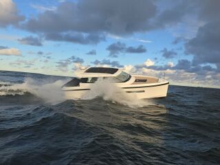 Delta Powerboats 33 Coupe 5.5 R6 Volvo Penta D6-440 DPI