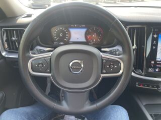Volvo V60 MOMOENTUM BUSINESS INTELLI SAFE GEARTRONIC 2.0 R4 KERS MILD HYBRID B4 197 145кВ