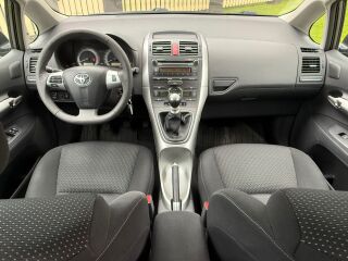 Toyota Auris Linea Sol 1.6 97кВ