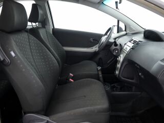 Toyota Yaris Linea Sol A-C 1.3 64кВ
