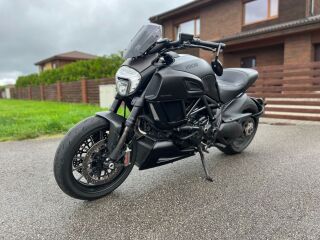 Ducati Diavel Carbon Dark 1198 L2 4 takti DOHC 114kW