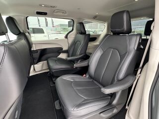 Chrysler Pacifica Select NEW 3.6 V6 Pentastar 162kW