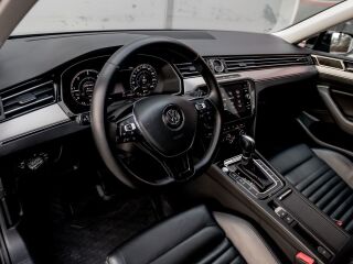 Volkswagen Passat R-Line 4Motion 2.0 140кВ
