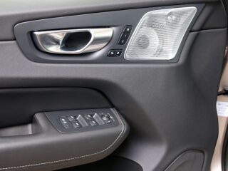 Volvo XC60 AWD ULTRA BRIGHT LUXURY XENIUM FULL 2.0 T8 Recharge Long Range Plug in Hybrid MY25 335kW