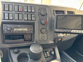 Volvo FL FL 210 BOX + LIFT 158kW