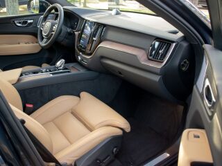 Volvo XC60 AWD B&W Ultimate DARK Intelli PRO Xenium Full 2.0 B4 KERS MHEV Kerghübriid 145кВ