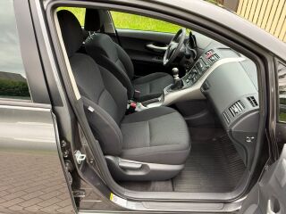 Toyota Auris Linea Sol 1.6 97кВ