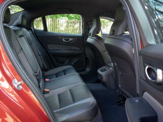 Volvo S60 AWD DARK R-Design Intelli SAFE PRO Wntr PRO 2.0 B5 MHEV KERS Kerghübriid 184kW