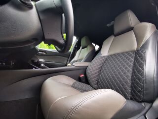 Toyota C-HR Luxury Plus NAVI Crossover FL Hybrid FWD 1.8 Dynamic Force Elekter 37 kW + 72kW