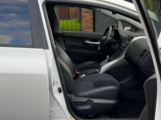 Toyota Auris Facelift Hybrid 1.8 73кВ