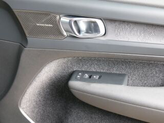 Volvo XC40 ULTIMATE DARK INTELLI SAFE PRO FULL P6 MY23 170kW