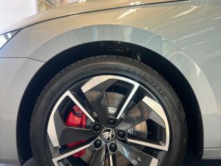 Skoda Octavia Combi RS 30y FL 2.0 TSI 195кВ
