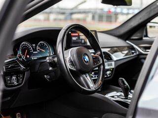 BMW M550 i xDrive M-Performance 4.4 V8 375kW