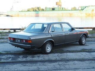 Mercedes-Benz 230 E 2.3 R4 100kW