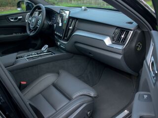 Volvo XC60 MY26 Facelift Ultra Black Fullopt 2.0 B5 AWD MHEV Kerghübriid 184кВ