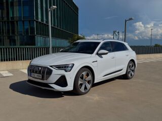Audi e-tron 55 quatrro S-line 300kW 158kW