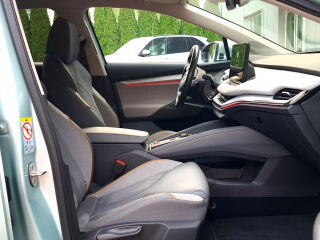 Skoda Enyaq Lounge interior 70kW