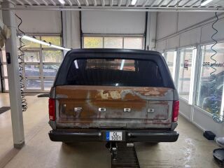 Ford Bronco Custom 4.9 in-line 6 cylinders