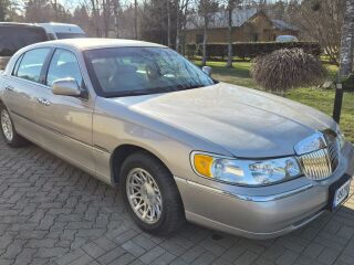 Lincoln Town Car 4.6 154kW