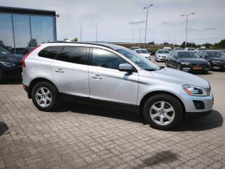 Volvo XC60 MOMENTUM 2.4 120kW