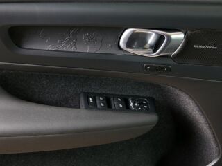 Volvo XC40 ULTIMATE DARK INTELLI SAFE PRO FULL P6 MY23 170kW