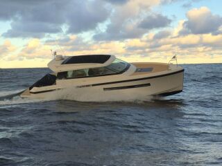 Delta Powerboats 33 Coupe 5.5 R6 Volvo Penta D6-440 DPI