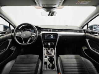 Volkswagen Passat Elegance 2.0 147кВ