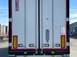 Schmitz Cargobull külmikpoolhaagis THERMO KING ADVANCER