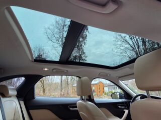 Jaguar F-Pace Luxury Line / 4x4 2.0 R4 132kW