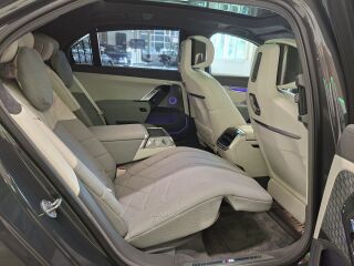 BMW i7 xDrive60  M-Sportpakett Pro Individual 400кВ