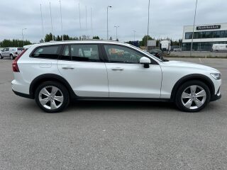 Volvo V60 Cross Country AWD B4 2.0 145кВ