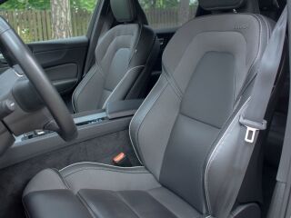 Volvo XC60 AWD R-Design Intelli SAFE Wntr 2.0 B5 AWD MHEV KERS Kerghübriid 183kW