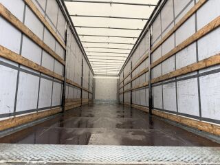 Schmitz Semitrailer Curtainsider Standard