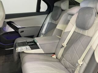 BMW i7 xDrive60  M-Sportpakett Pro Individual 400кВ