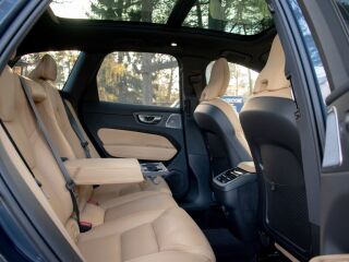 Volvo XC60 AWD B&W Ultimate DARK Intelli PRO Xenium Full 2.0 B4 KERS MHEV Kerghübriid 145кВ