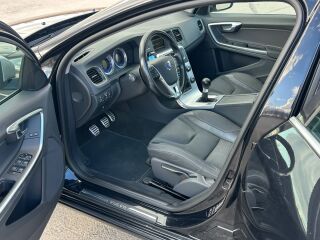 Volvo V60 Momentum R-Design Edition 2.0 R5 D3 120kW
