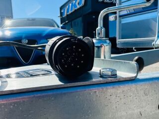Tiki Treiler Keevis 350-LH 3.5x1.5 Plastkaanega kastihaagis