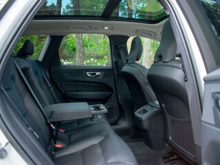 Volvo XC60 AWD Bright PLUS Intelli Safe Wntr 2.0 B4 MHEV Kerghübriid 145kW