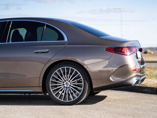 Mercedes-Benz E 220 AMG Night Pakett 2.0 145kW